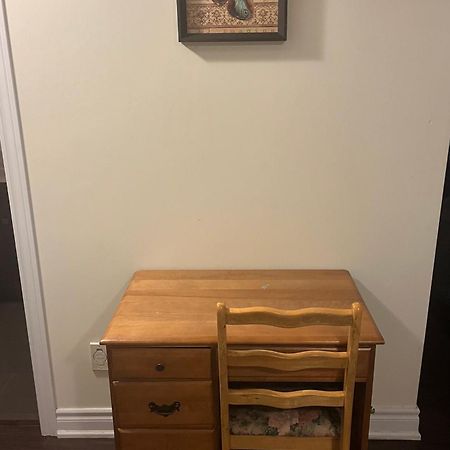 Cozy & Spacious Suite With Private Bathroom Near Toronto Airport ! Mississauga Esterno foto