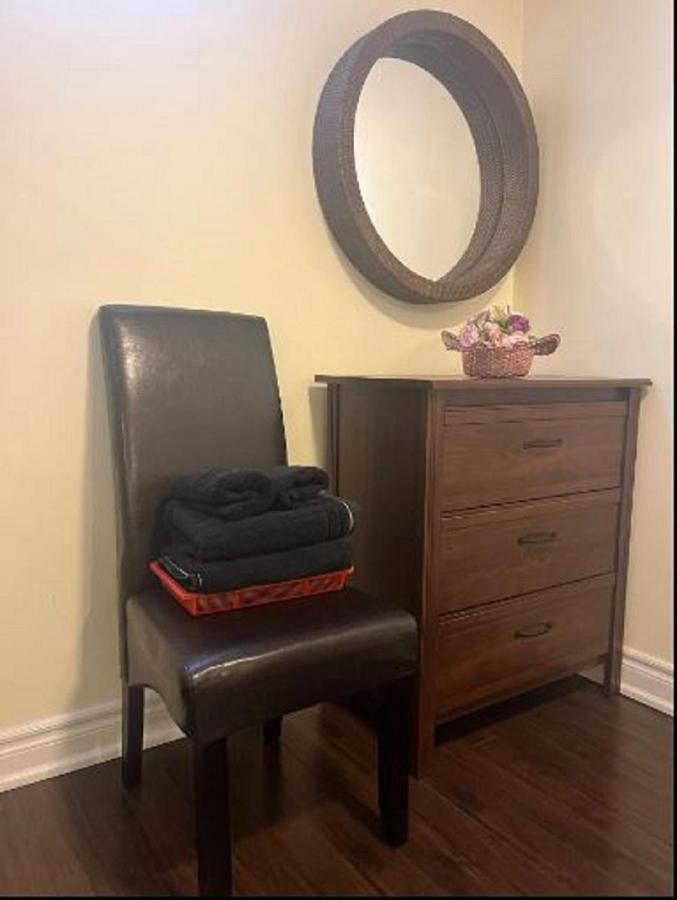 Cozy & Spacious Suite With Private Bathroom Near Toronto Airport ! Mississauga Esterno foto