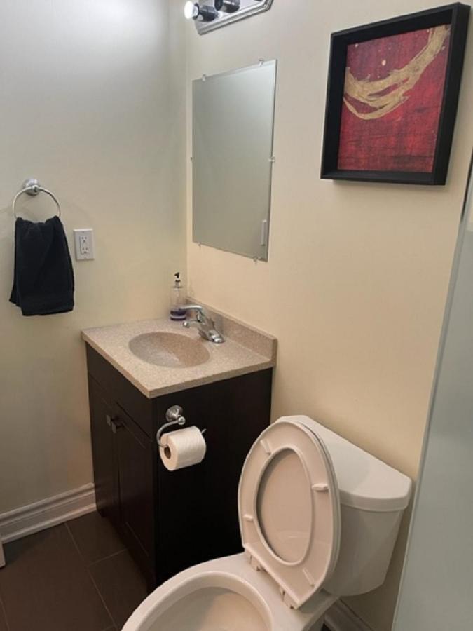 Cozy & Spacious Suite With Private Bathroom Near Toronto Airport ! Mississauga Esterno foto