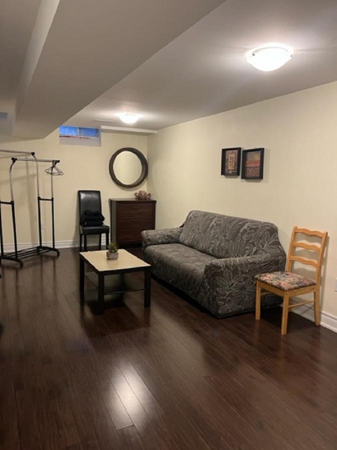 Cozy & Spacious Suite With Private Bathroom Near Toronto Airport ! Mississauga Esterno foto