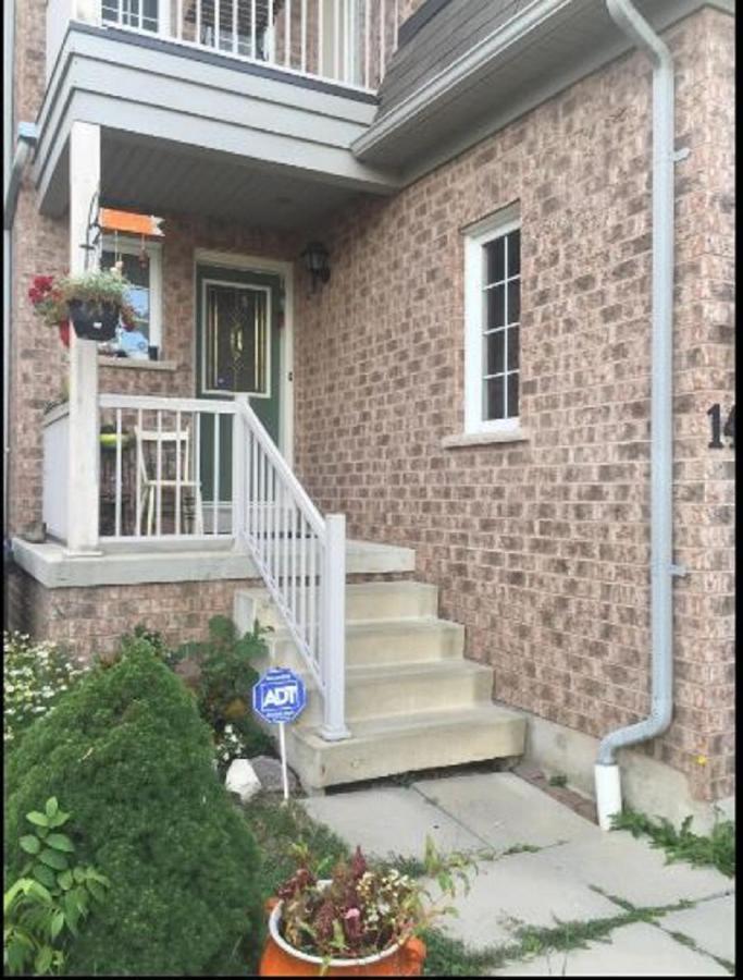 Cozy & Spacious Suite With Private Bathroom Near Toronto Airport ! Mississauga Esterno foto