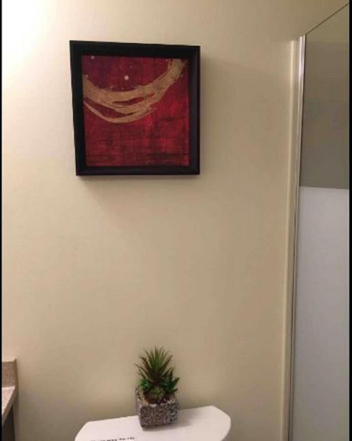 Cozy & Spacious Suite With Private Bathroom Near Toronto Airport ! Mississauga Esterno foto