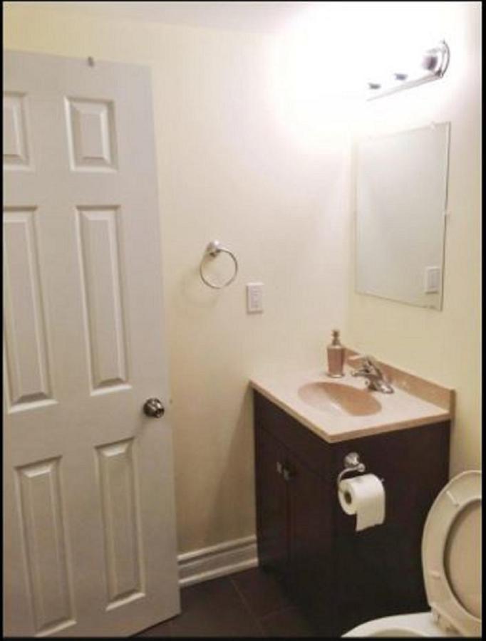 Cozy & Spacious Suite With Private Bathroom Near Toronto Airport ! Mississauga Esterno foto