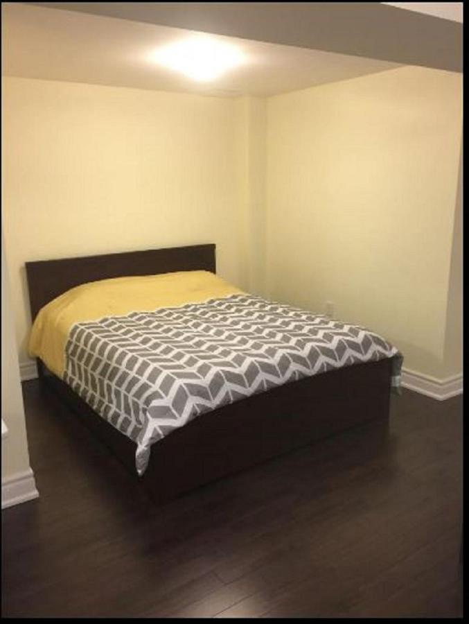 Cozy & Spacious Suite With Private Bathroom Near Toronto Airport ! Mississauga Esterno foto