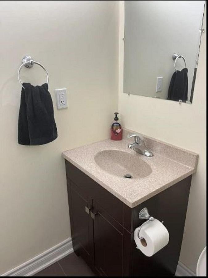 Cozy & Spacious Suite With Private Bathroom Near Toronto Airport ! Mississauga Esterno foto