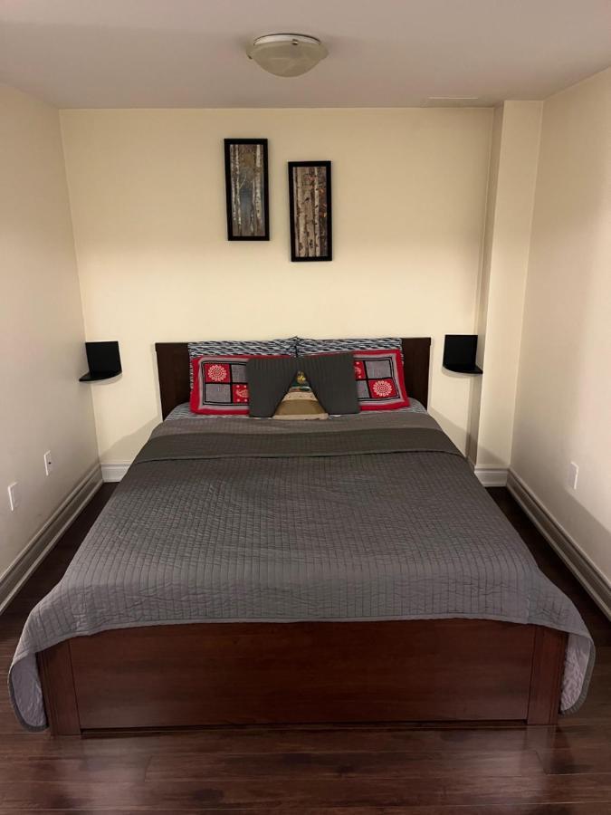 Cozy & Spacious Suite With Private Bathroom Near Toronto Airport ! Mississauga Esterno foto